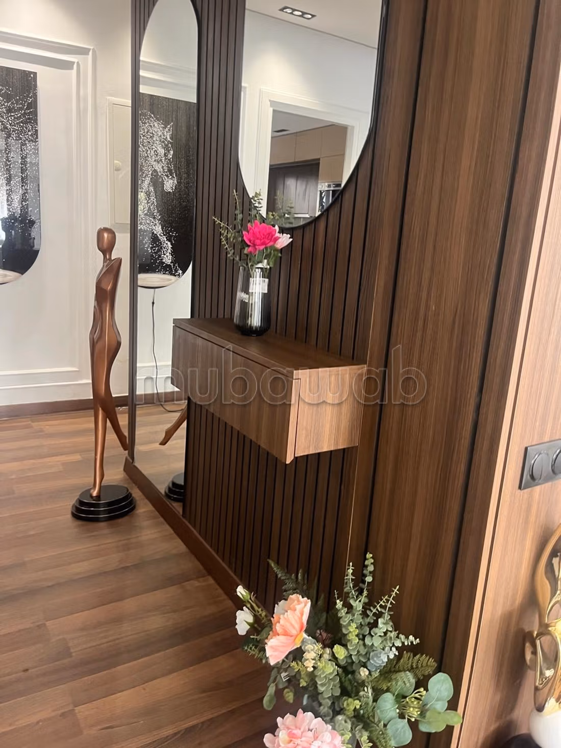 Superbe appartement à louer à Triangle d'Or.
3 pièces confortables.
Meublé — 6