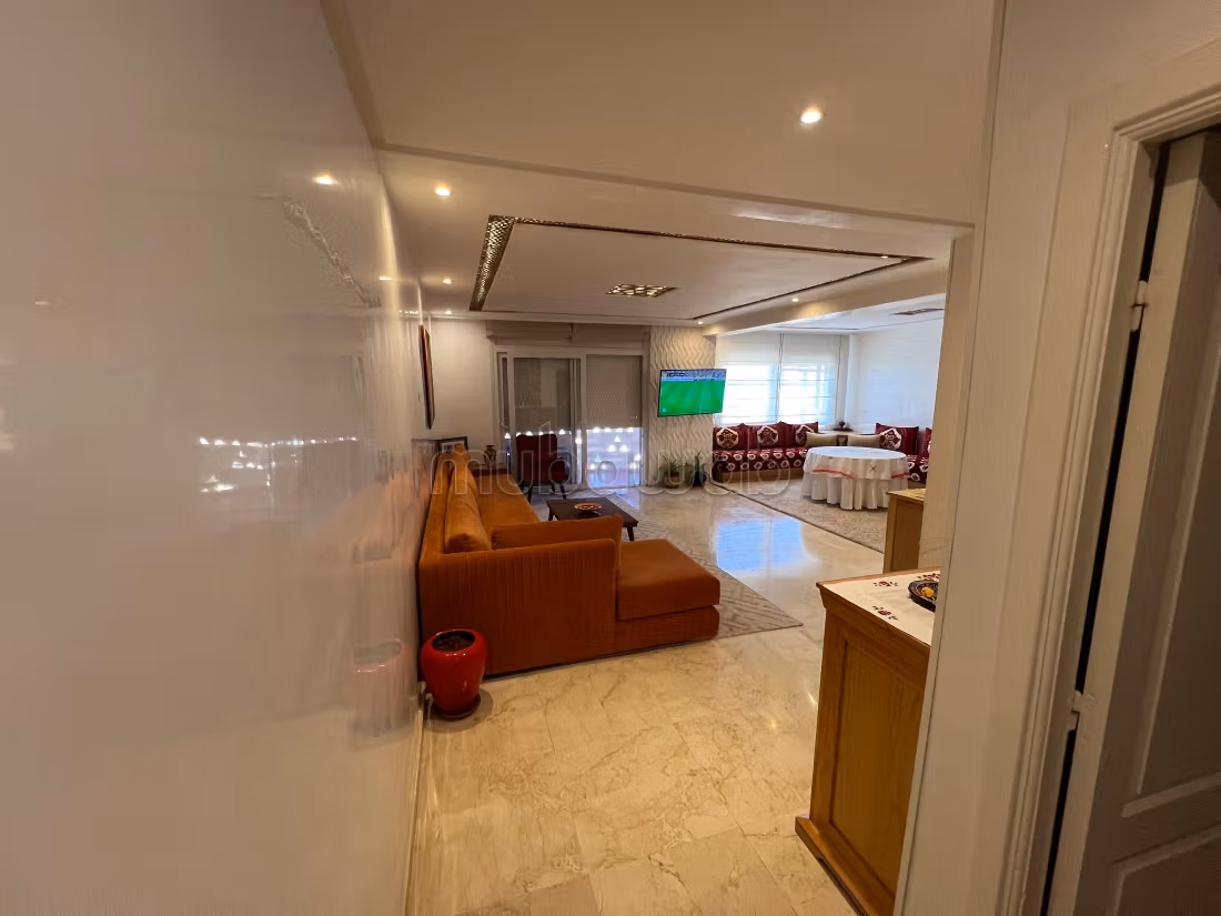 Vend appartement à El Mansouria. Surface totale 145 m². Bien meublé
