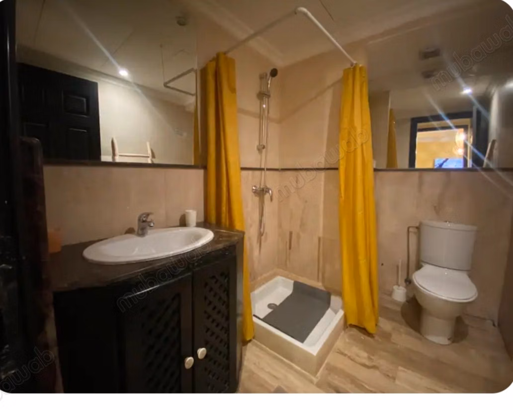 LOCATION LONGUE DURÉE – Bel appartement 63 m² terrasse 35 m² – Parking privé – Cœur de Gueliz AU CŒUR VIVANT DE GUELIZ