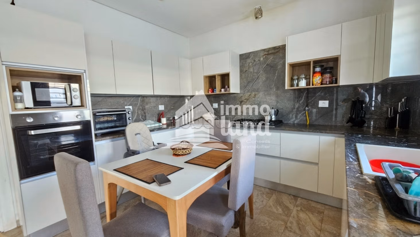 In vendita Villa su 2 livelli a La Soukra