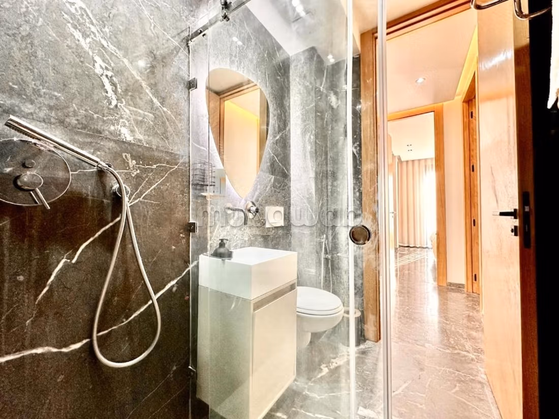 Location d'un appartement à Ouasis. 
2 belles chambres. 
Meublé — 4