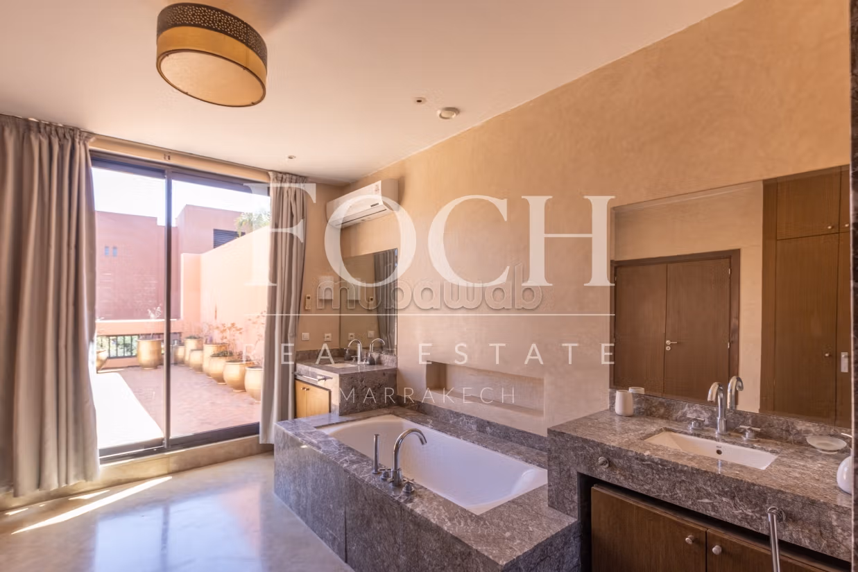 Modern and bright villa on prestigious golf