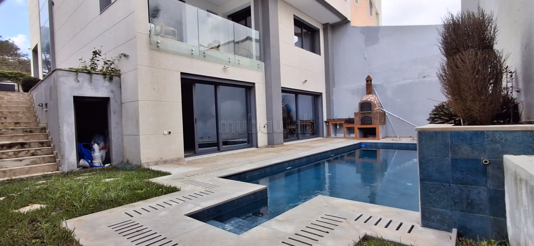 Bella villa con piscina in vendita