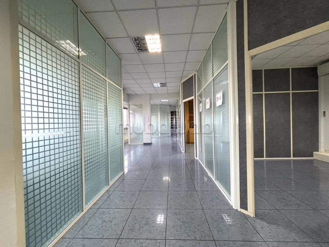 Location de bureaux à Racine. 
Surface totale 180 m². 
Porte blindée et système de double vitrage