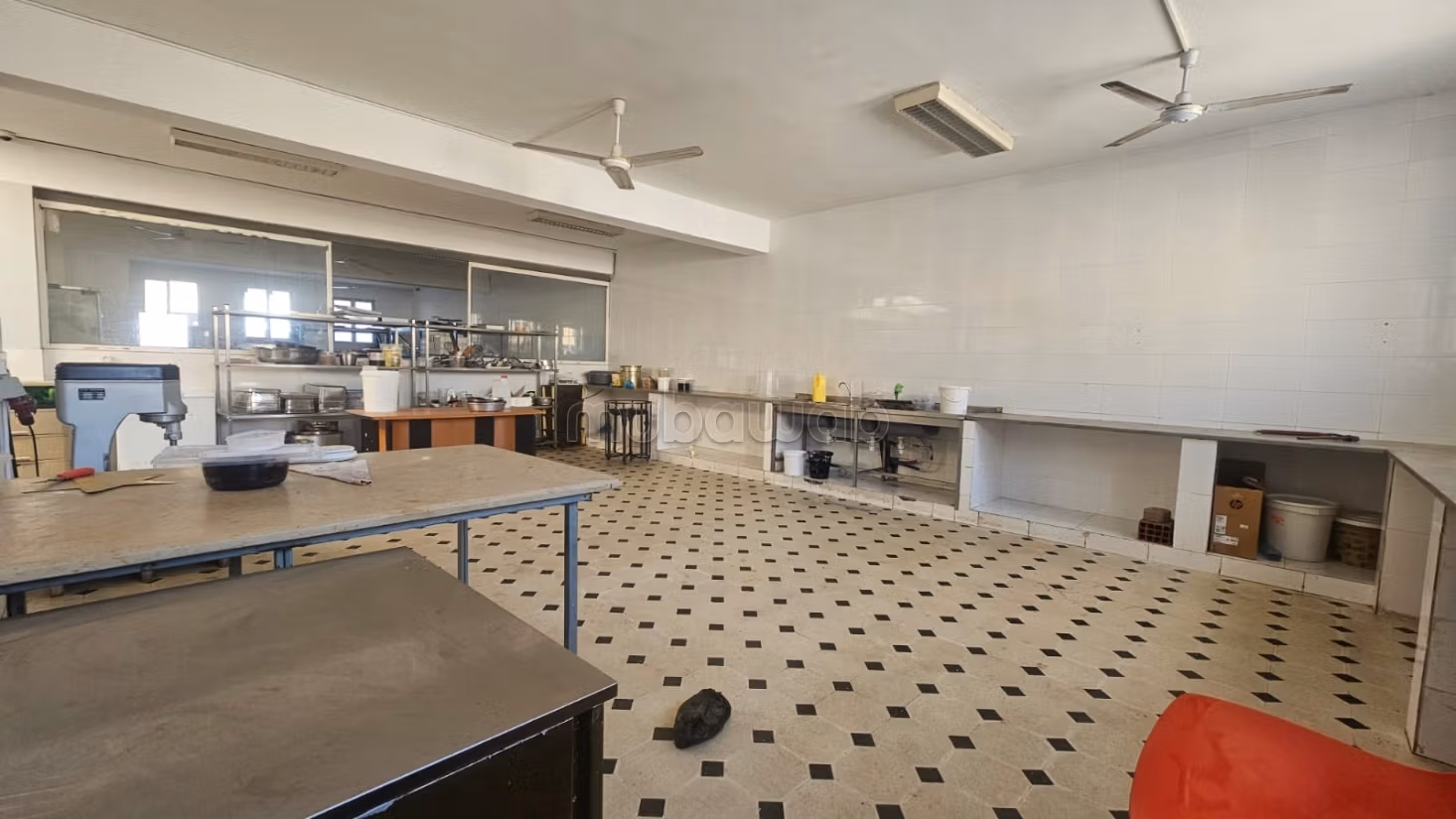 For rent: 300 m² warehouse in L'Aouina