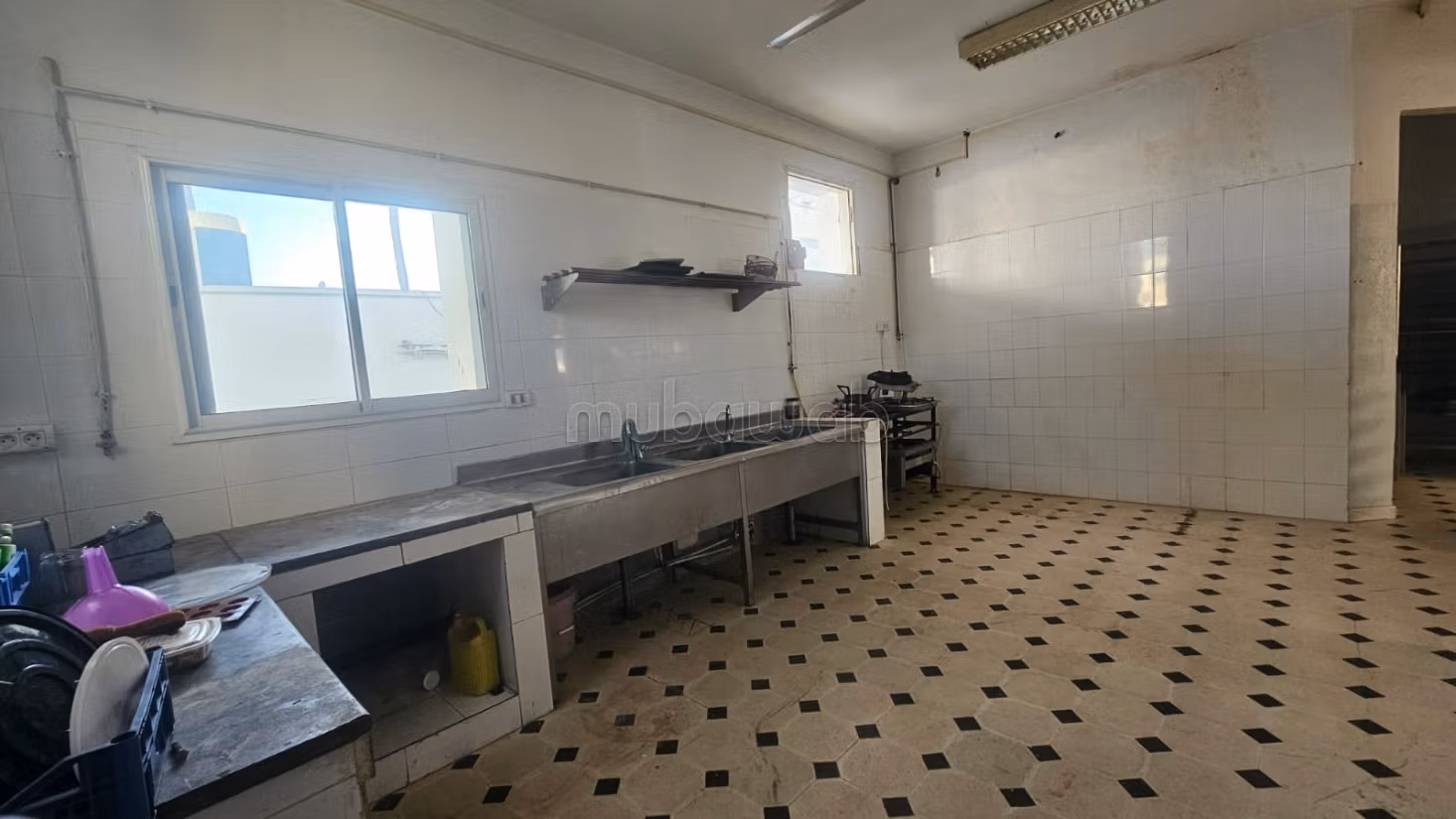 For rent: 300 m² warehouse in L'Aouina