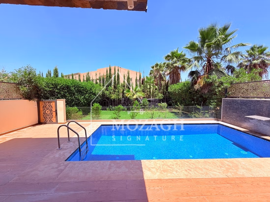 Splendid villa with private pool on residence