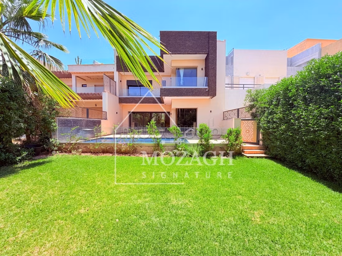 Splendid villa with private pool on residence