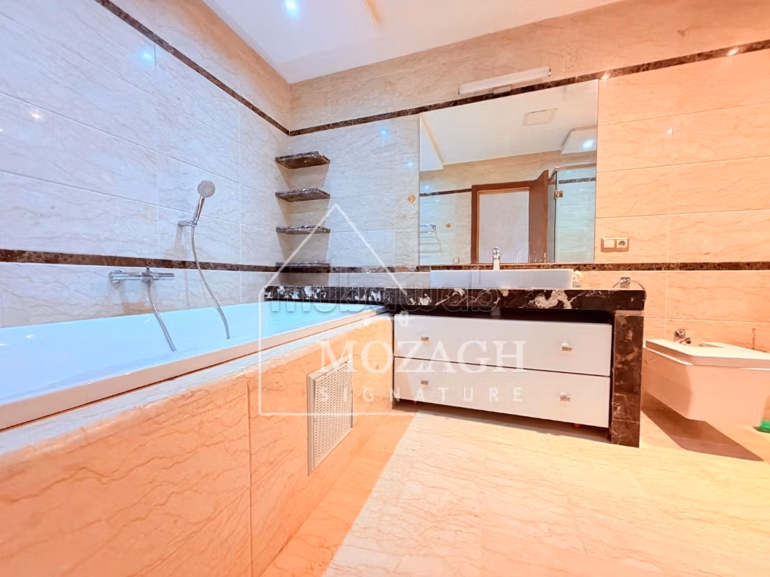 Splendid villa with private pool on residence