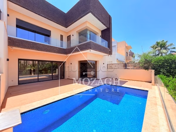 Splendid villa with private pool on residence