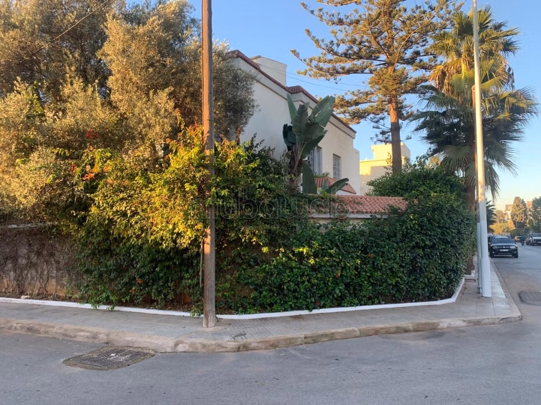 Villa de 465m² angle très bon positionnement