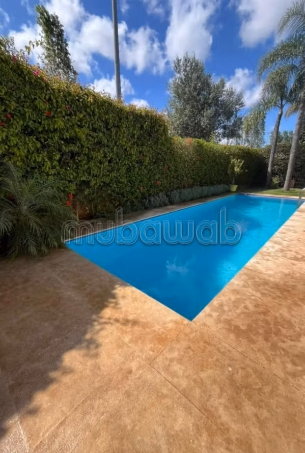 Superbe villa de 900m a louer a Hay Riad