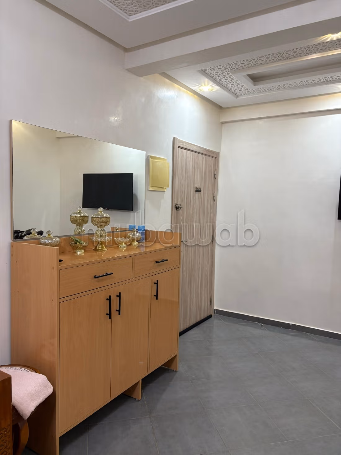 Très bel appartement en location à Bouaakkaz.
Surface totale 61 m².
Bien meublé — 2