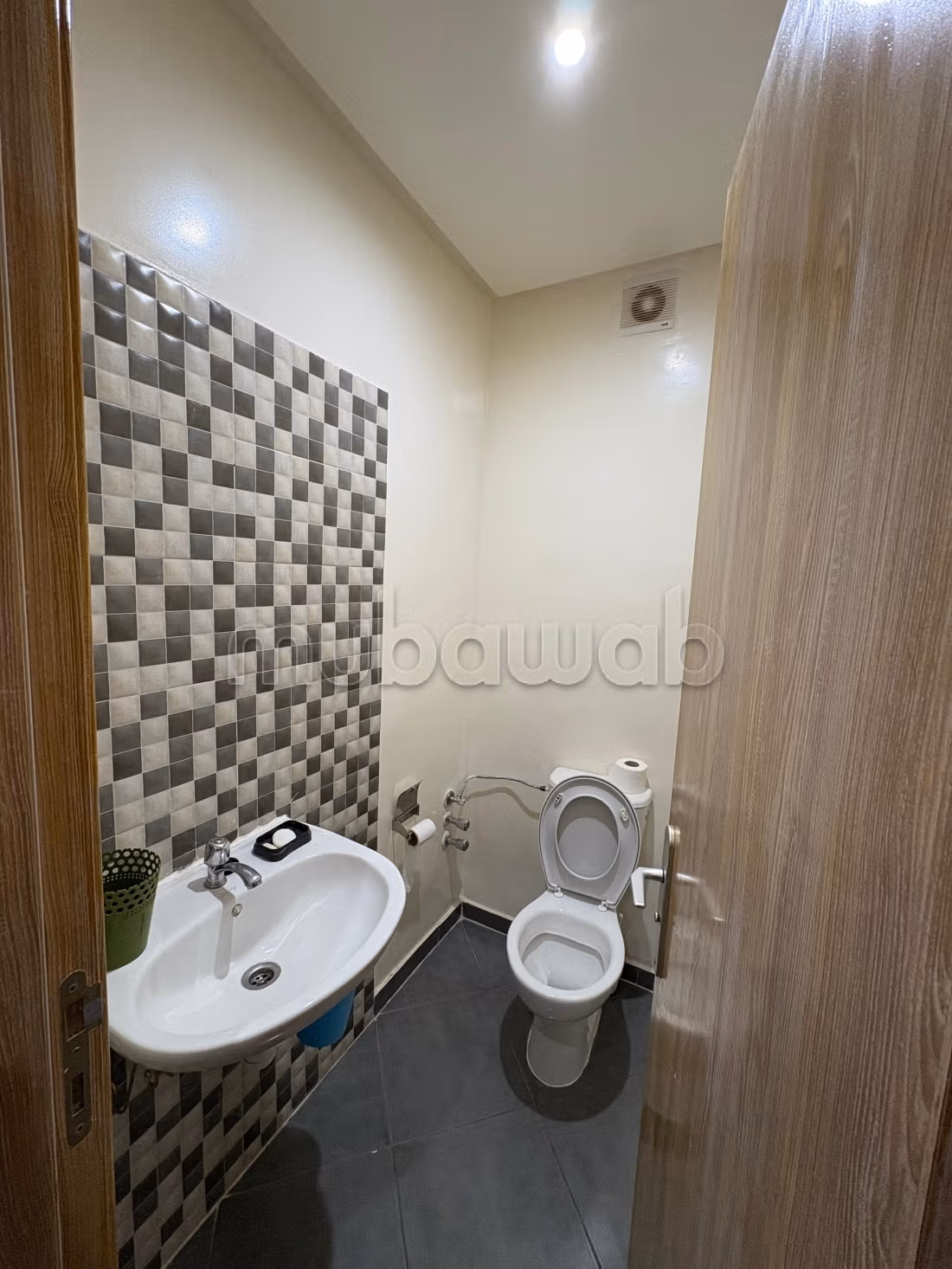 Très bel appartement en location à Bouaakkaz.
Surface totale 61 m².
Bien meublé — 3
