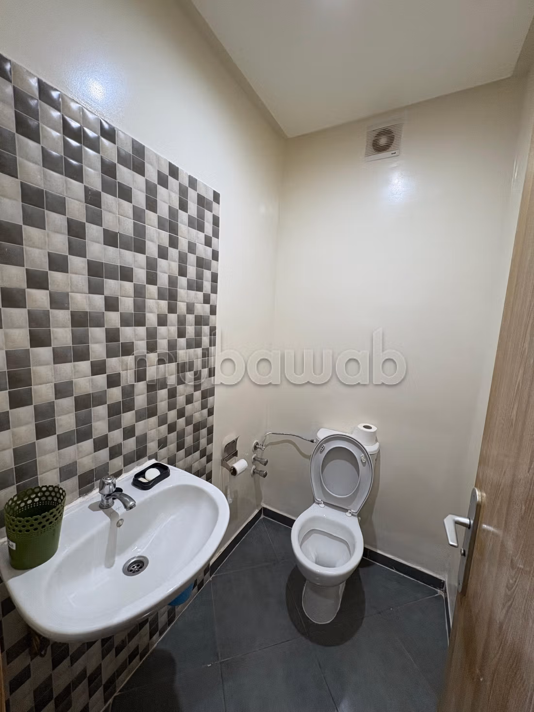 Très bel appartement en location à Bouaakkaz.
Surface totale 61 m².
Bien meublé — 4