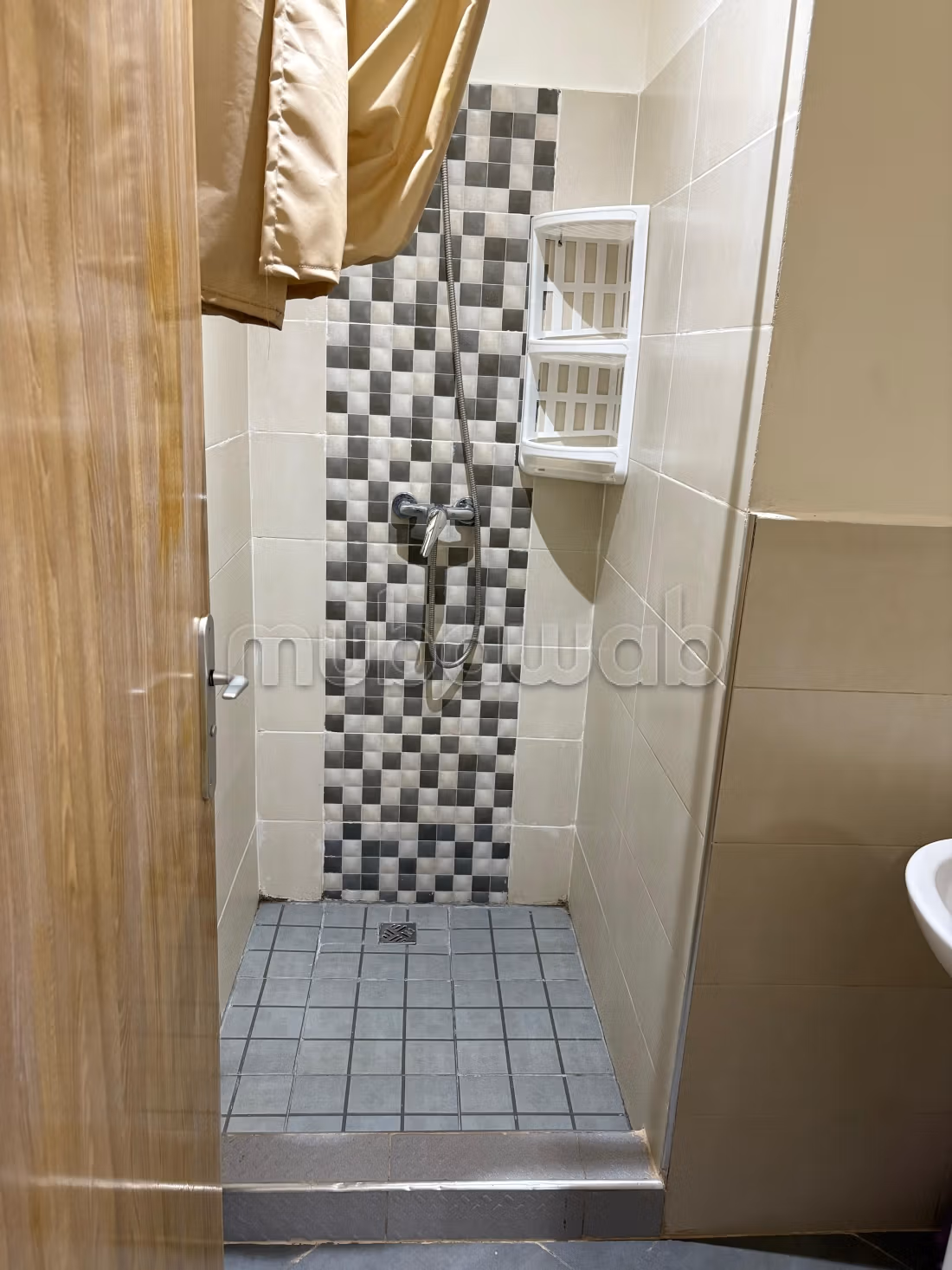 Très bel appartement en location à Bouaakkaz.
Surface totale 61 m².
Bien meublé — 5