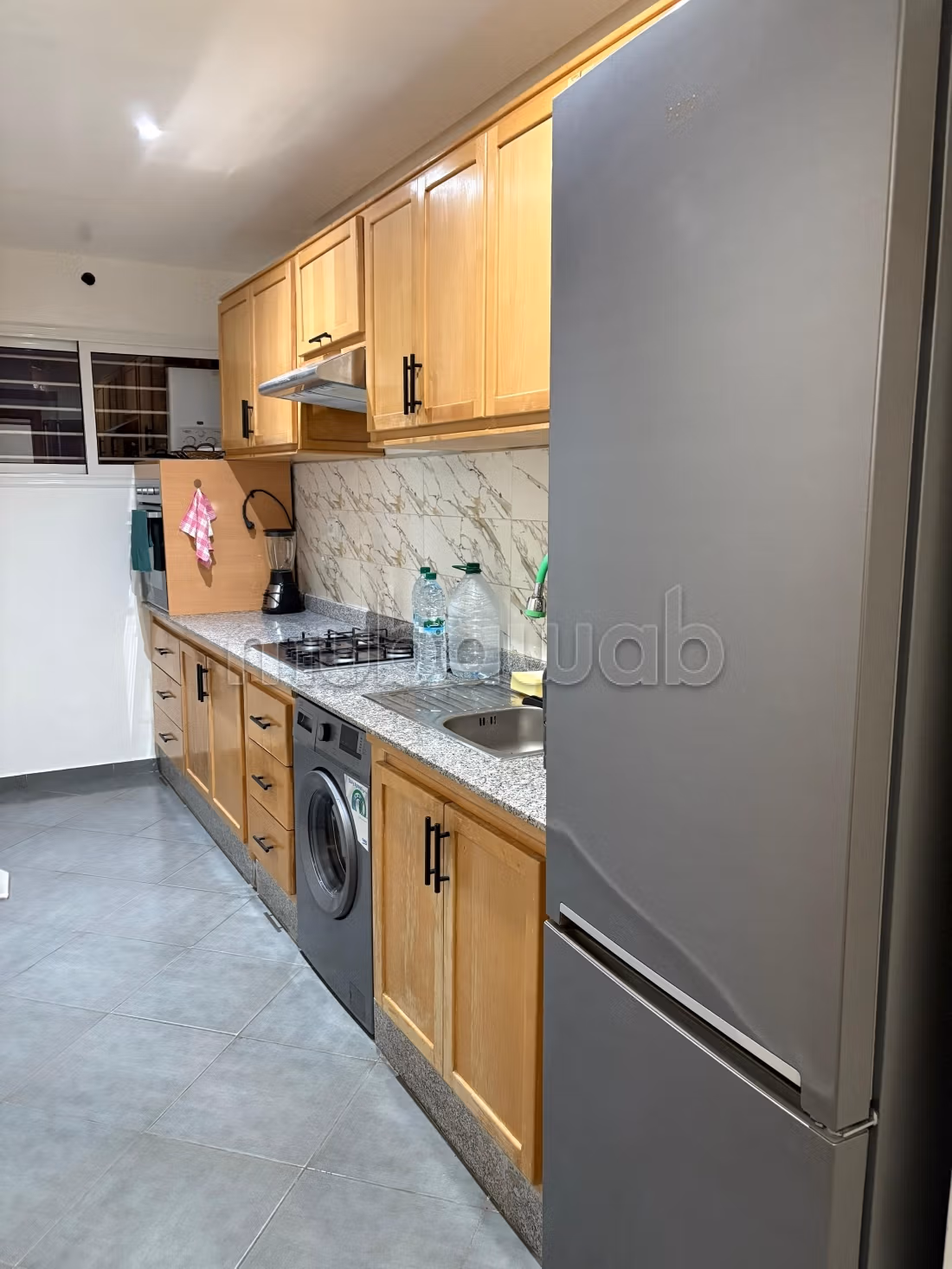 Très bel appartement en location à Bouaakkaz.
Surface totale 61 m².
Bien meublé — 6