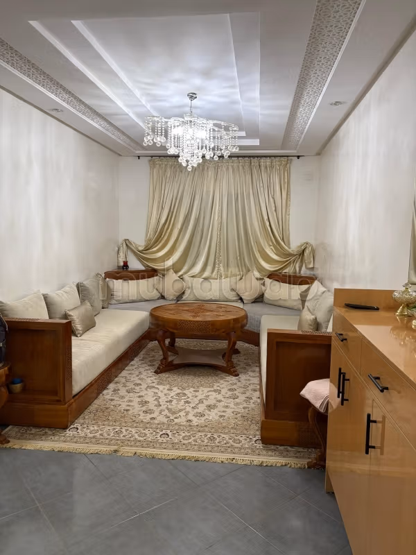 Bellissimo appartamento in affitto a Bouaakkaz. Superficie totale di 61 m². Ben arredato