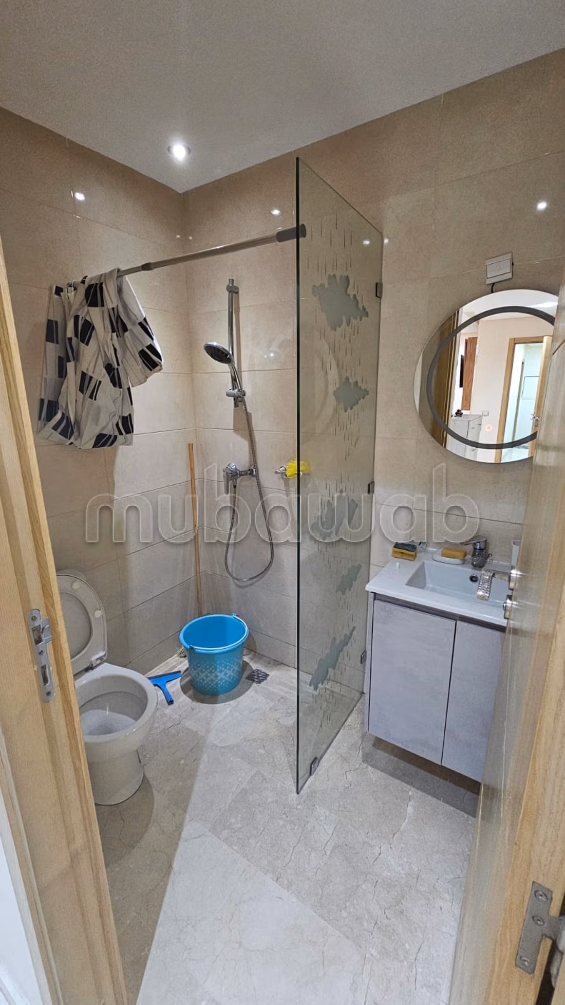 Appartement te huur in Sidi Maarouf. 2 mooie kamers. Traditionele woonkamer, algemene satellietschotel