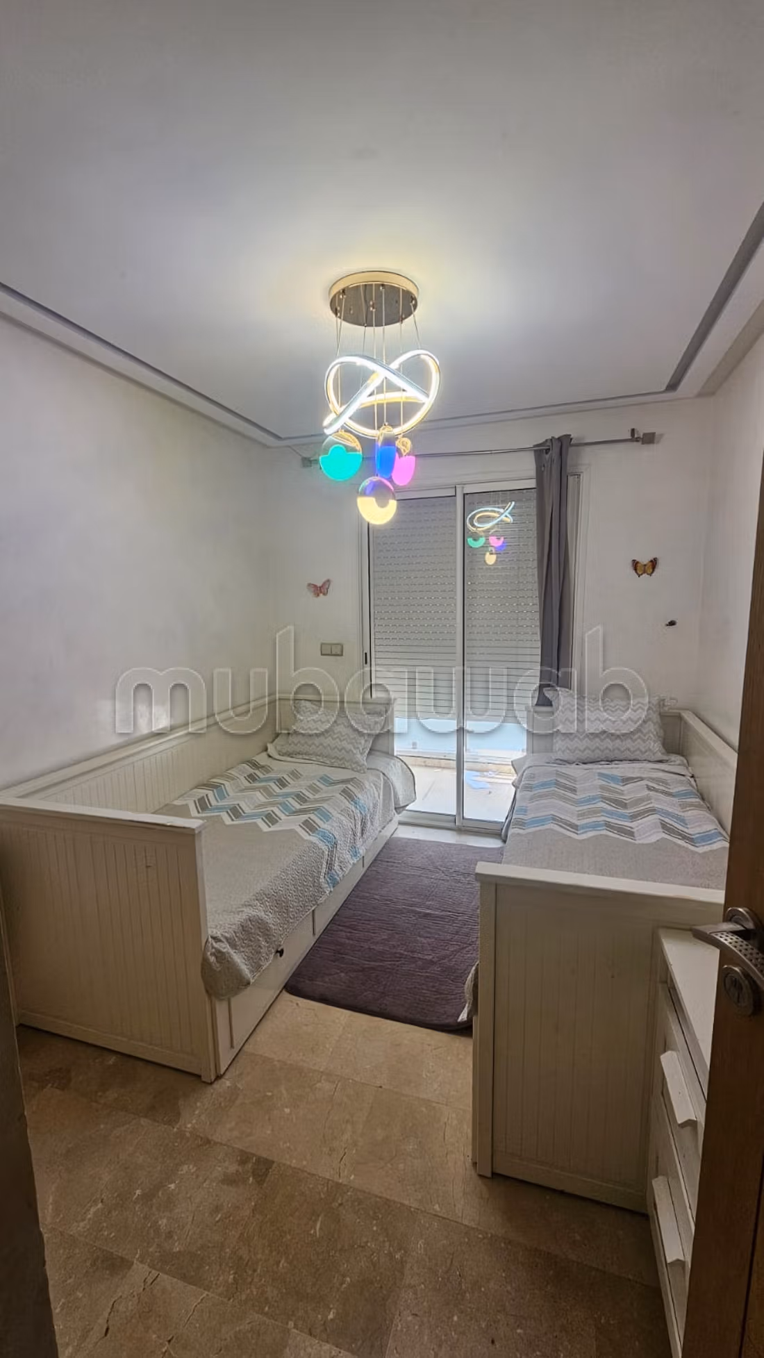Appartement te huur in Sidi Maarouf. 2 mooie kamers. Traditionele woonkamer, algemene satellietschotel
