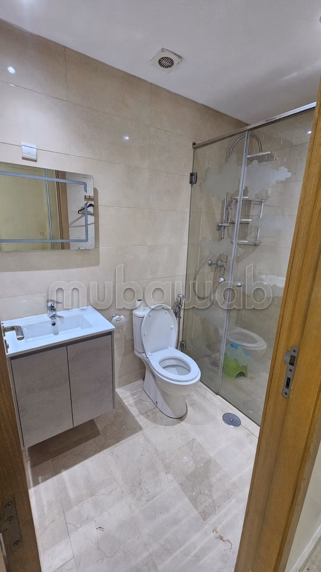 Appartement te huur in Sidi Maarouf. 2 mooie kamers. Traditionele woonkamer, algemene satellietschotel