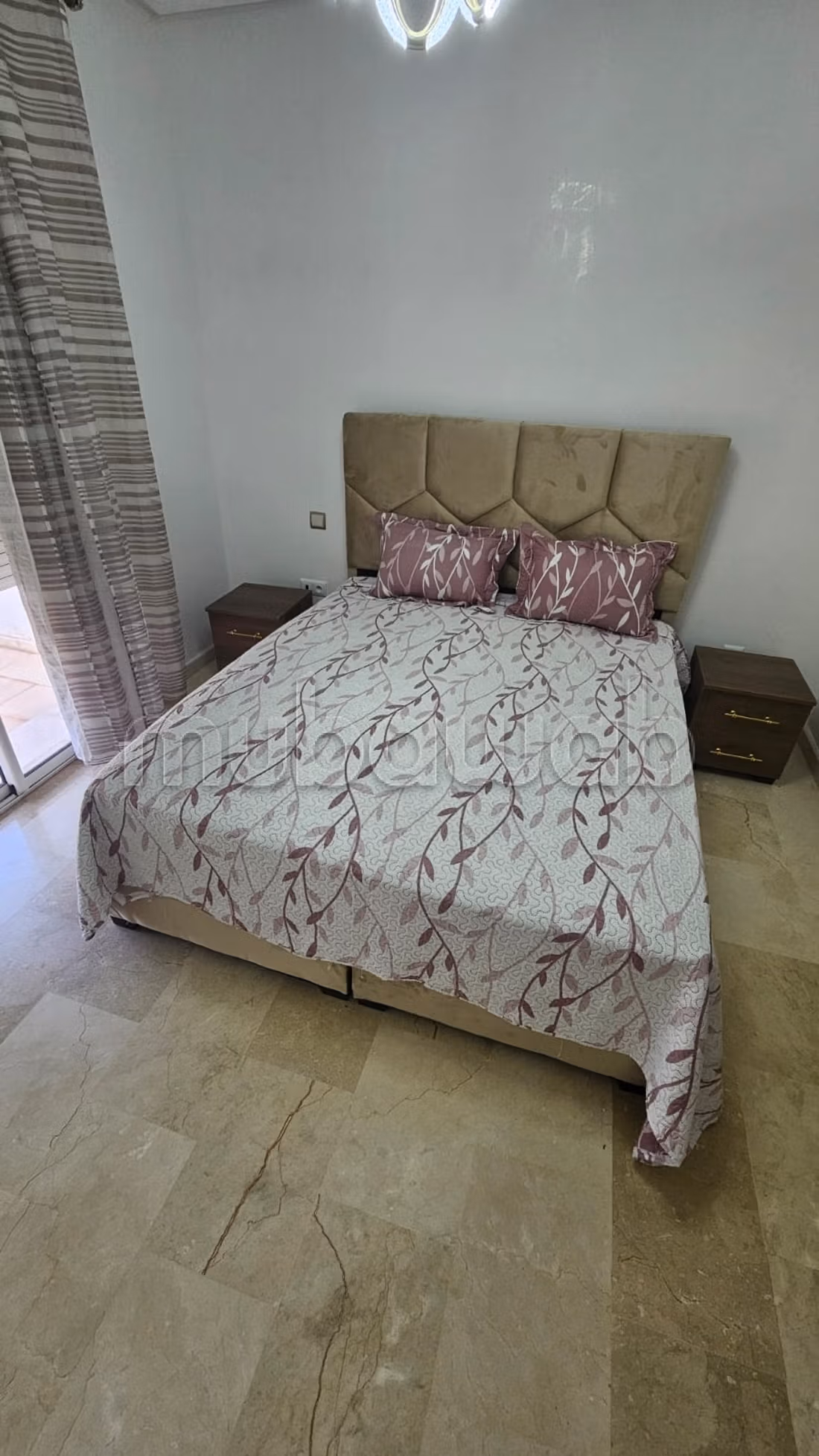 Appartement te huur in Sidi Maarouf. 2 mooie kamers. Traditionele woonkamer, algemene satellietschotel