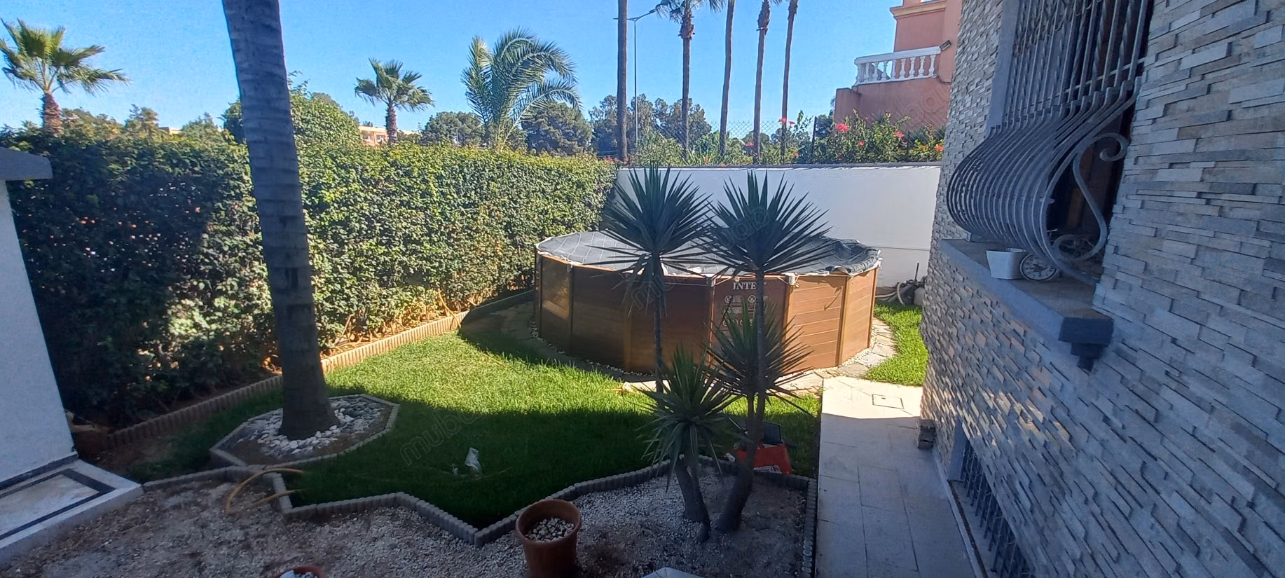 A 4 minutos del CFC, alquiler de una villa de 600 m2 en el barrio Laymoune. 4 habitaciones y 2 baños. Gran sótano. Todo confort con chimenea y aire acondicionado.