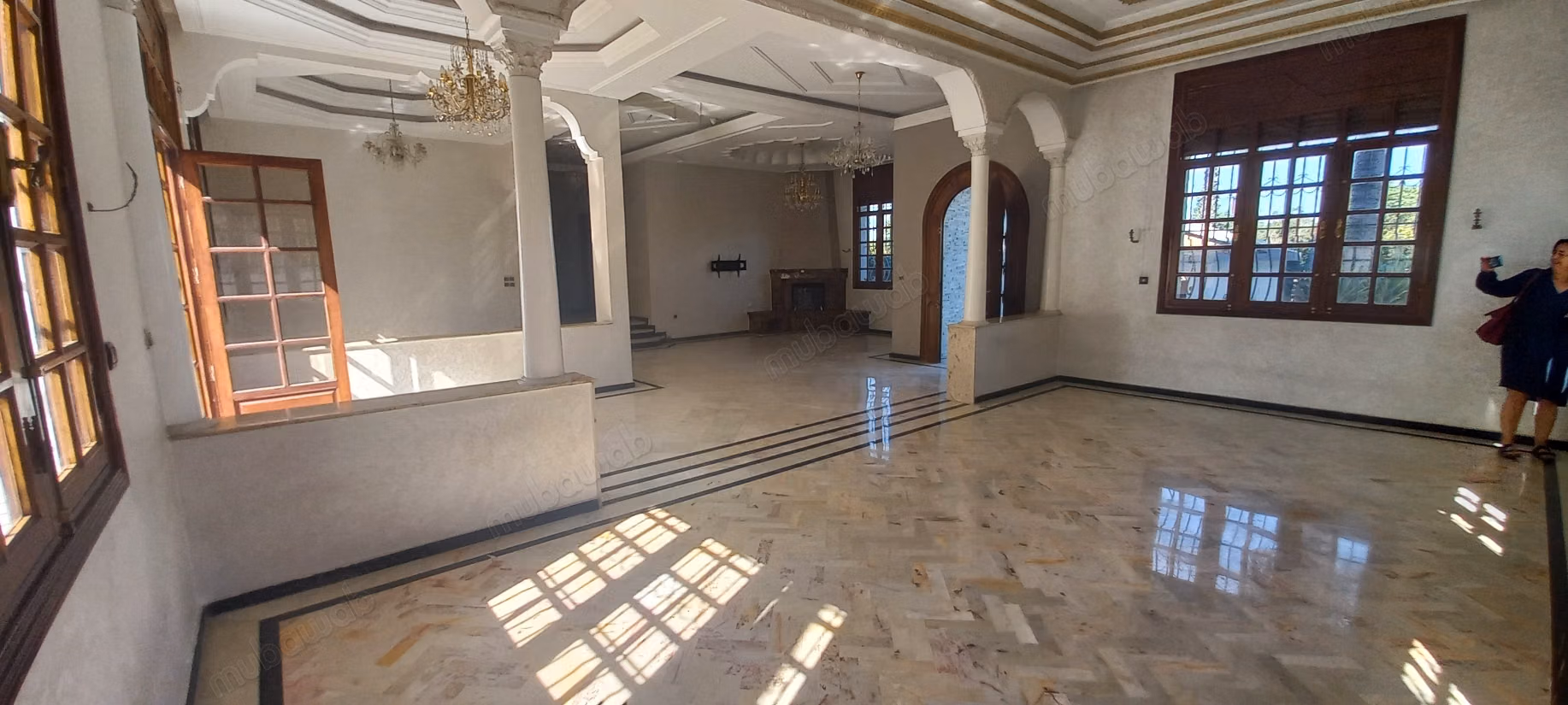A 4 minutos del CFC, alquiler de una villa de 600 m2 en el barrio Laymoune. 4 habitaciones y 2 baños. Gran sótano. Todo confort con chimenea y aire acondicionado.