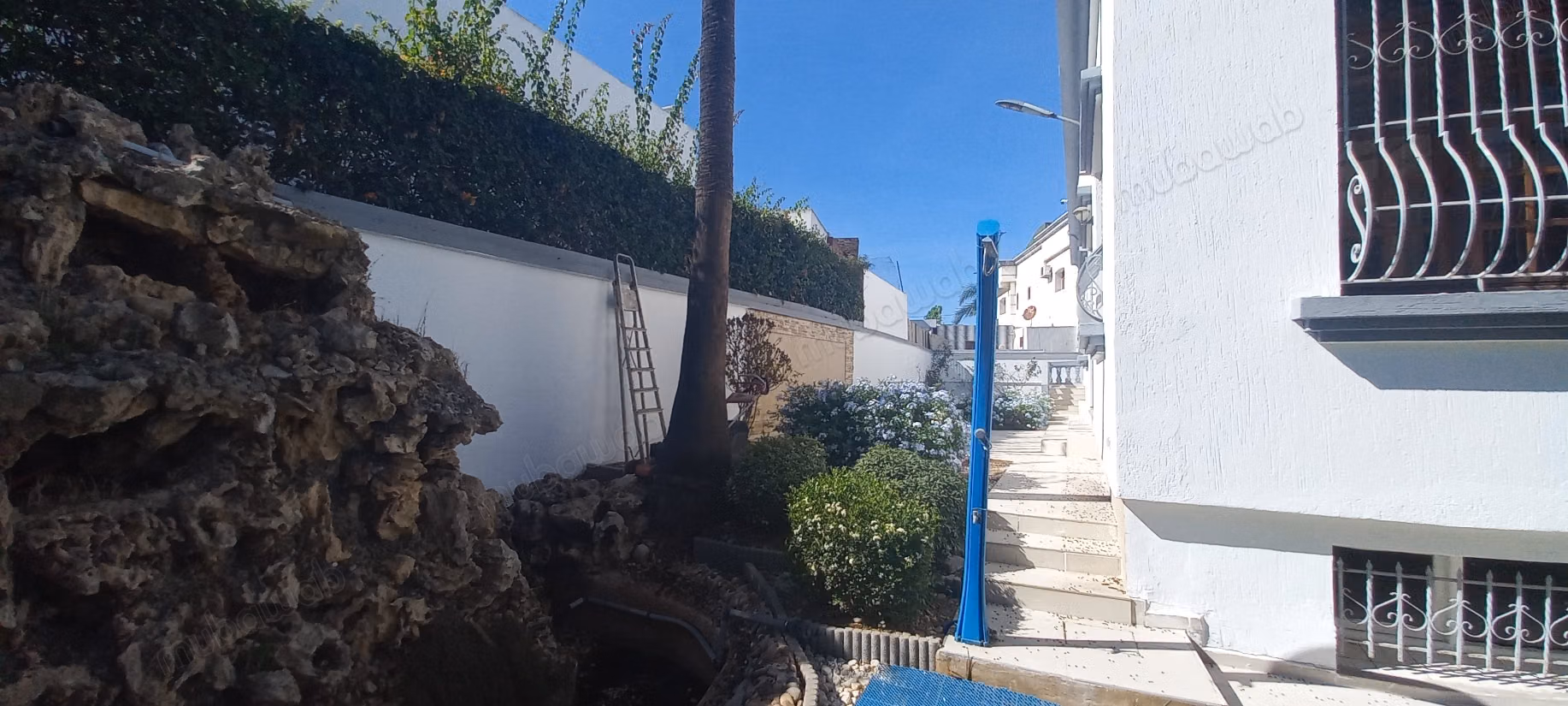 A 4 minutos del CFC, alquiler de una villa de 600 m2 en el barrio Laymoune. 4 habitaciones y 2 baños. Gran sótano. Todo confort con chimenea y aire acondicionado.