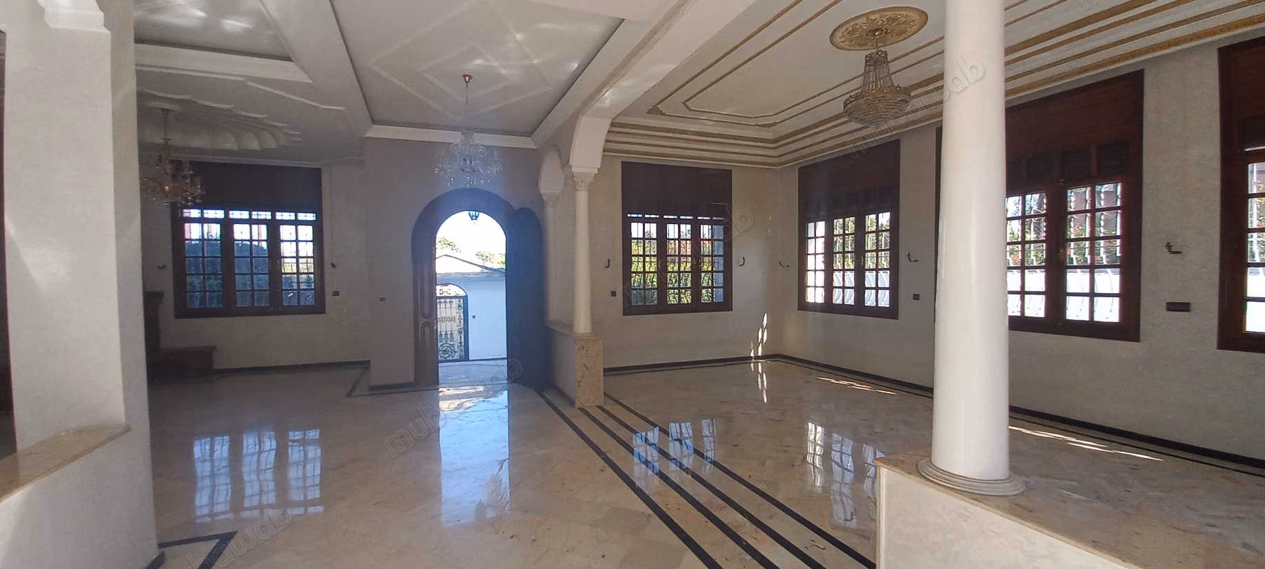A 4 minutos del CFC, alquiler de una villa de 600 m2 en el barrio Laymoune. 4 habitaciones y 2 baños. Gran sótano. Todo confort con chimenea y aire acondicionado.
