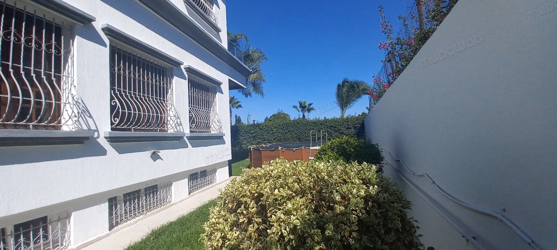 A 4 minutos del CFC, alquiler de una villa de 600 m2 en el barrio Laymoune. 4 habitaciones y 2 baños. Gran sótano. Todo confort con chimenea y aire acondicionado.