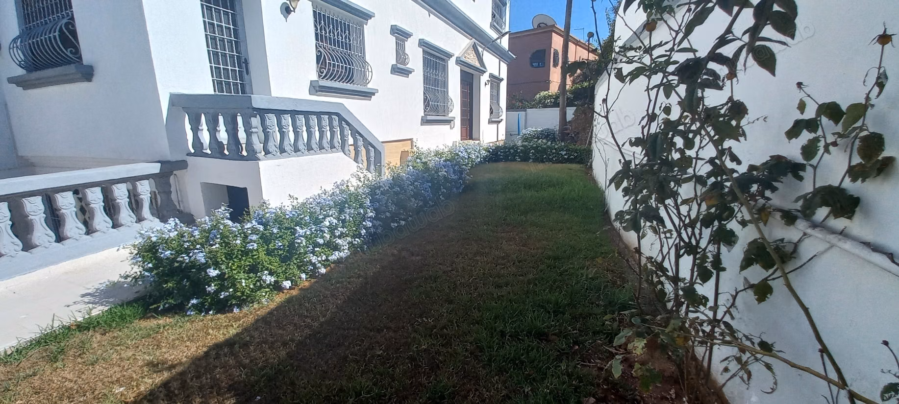 A 4 minutos del CFC, alquiler de una villa de 600 m2 en el barrio Laymoune. 4 habitaciones y 2 baños. Gran sótano. Todo confort con chimenea y aire acondicionado.