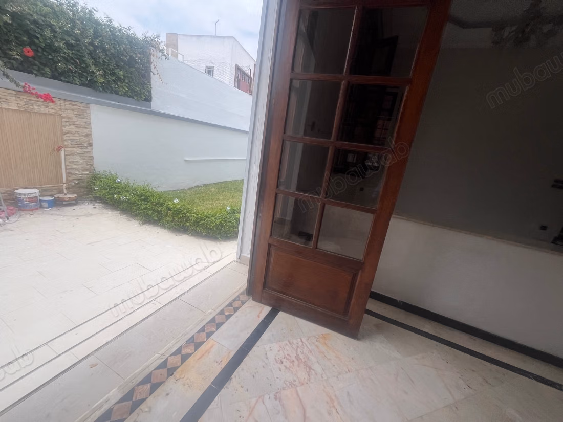A 4 minutos del CFC, alquiler de una villa de 600 m2 en el barrio Laymoune. 4 habitaciones y 2 baños. Gran sótano. Todo confort con chimenea y aire acondicionado.