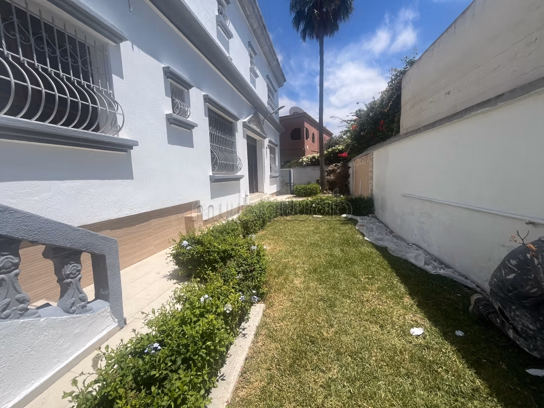 À 4 min du CFC, location d une Villa de 600 m2 quartier Laymoune. 4 chambres et 2 sdb. Grand sous sol. Tout confort avec cheminée et climatisation