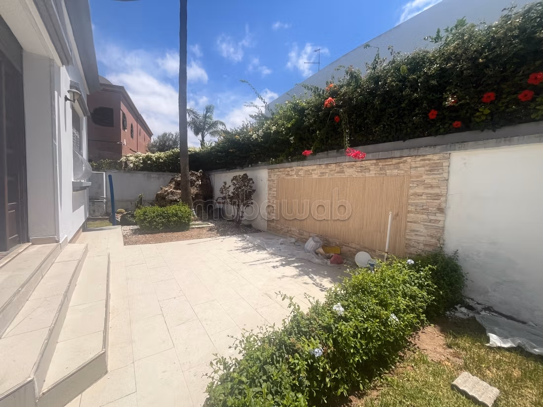 À 4 min du CFC, location d une Villa de 600 m2 quartier Laymoune. 4 chambres et 2 sdb. Grand sous sol. Tout confort avec cheminée et climatisation