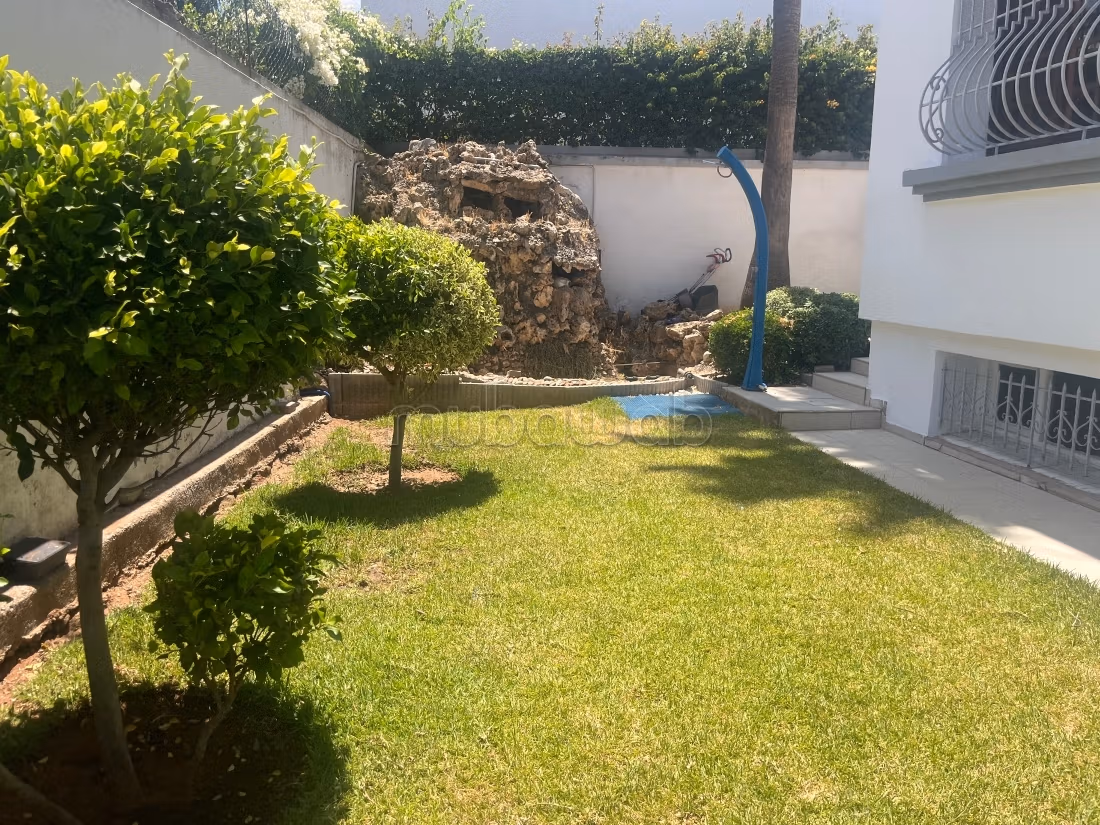 À 4 min du CFC, location d une Villa de 600 m2 quartier Laymoune. 4 chambres et 2 sdb. Grand sous sol. Tout confort avec cheminée et climatisation