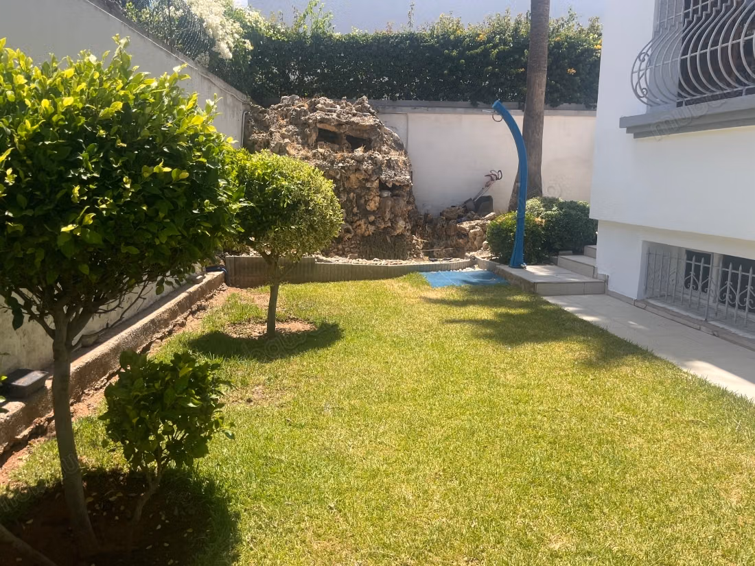 A 4 minutos del CFC, alquiler de una villa de 600 m2 en el barrio Laymoune. 4 habitaciones y 2 baños. Gran sótano. Todo confort con chimenea y aire acondicionado.