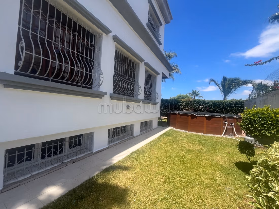 À 4 min du CFC, location d une Villa de 600 m2 quartier Laymoune. 4 chambres et 2 sdb. Grand sous sol. Tout confort avec cheminée et climatisation
