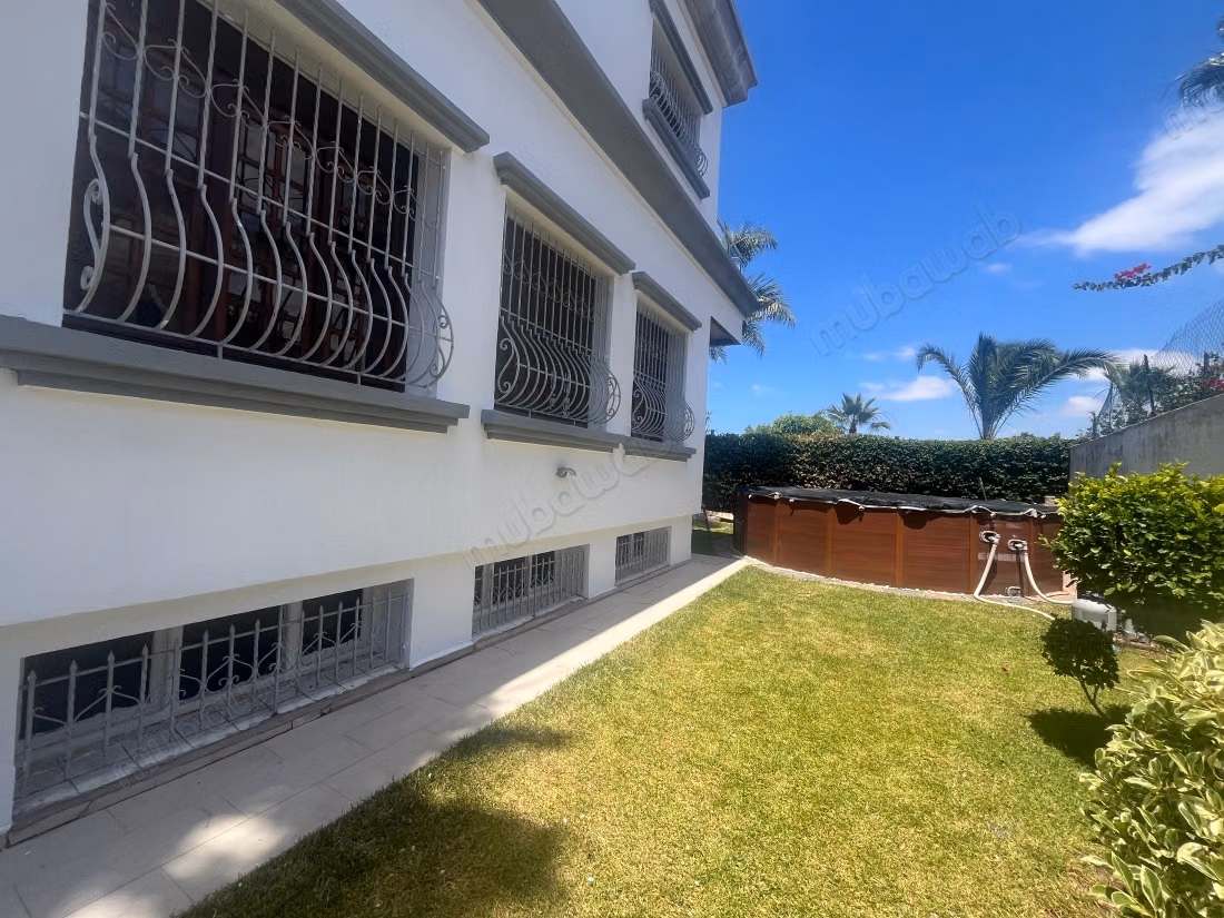 A 4 minutos del CFC, alquiler de una villa de 600 m2 en el barrio Laymoune. 4 habitaciones y 2 baños. Gran sótano. Todo confort con chimenea y aire acondicionado.