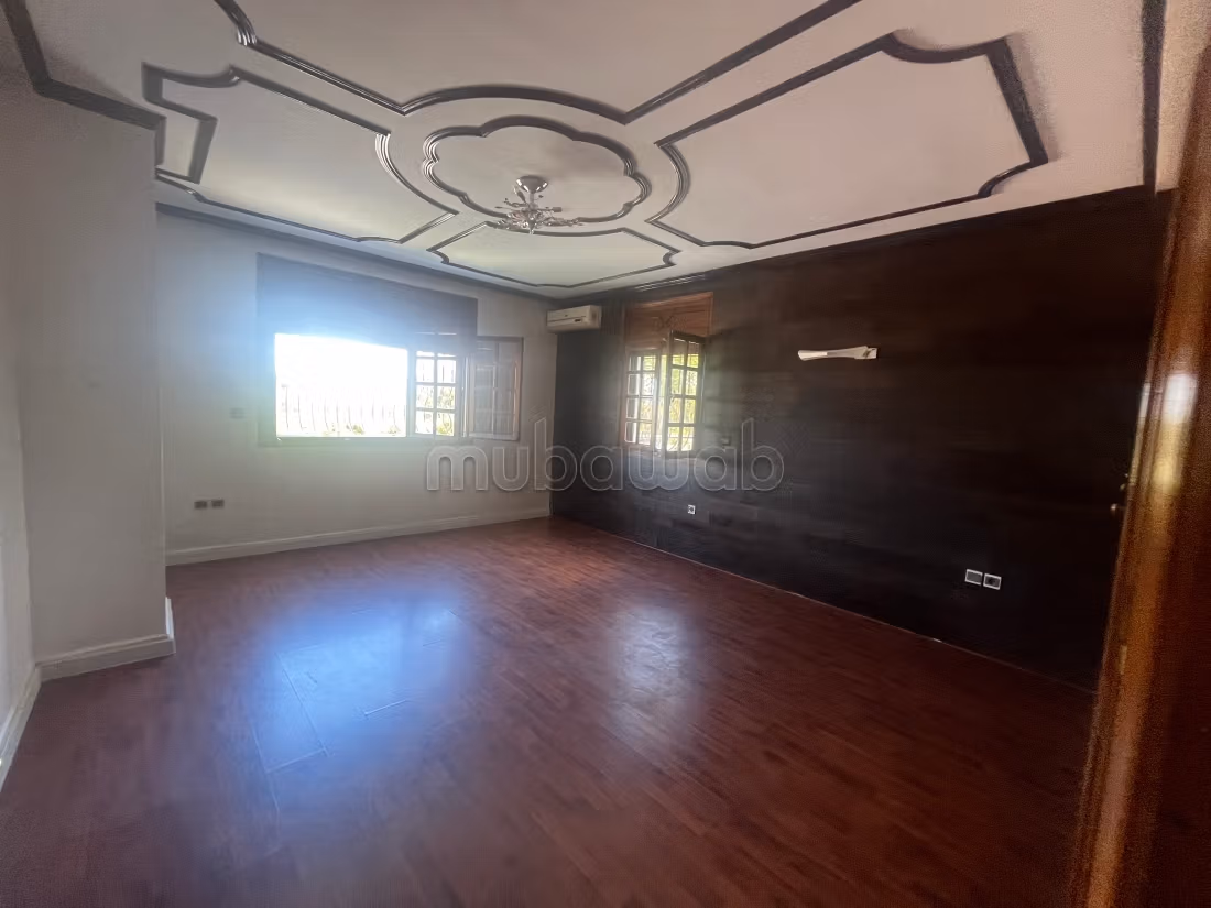 À 4 min du CFC, location d une Villa de 600 m2 quartier Laymoune. 4 chambres et 2 sdb. Grand sous sol. Tout confort avec cheminée et climatisation