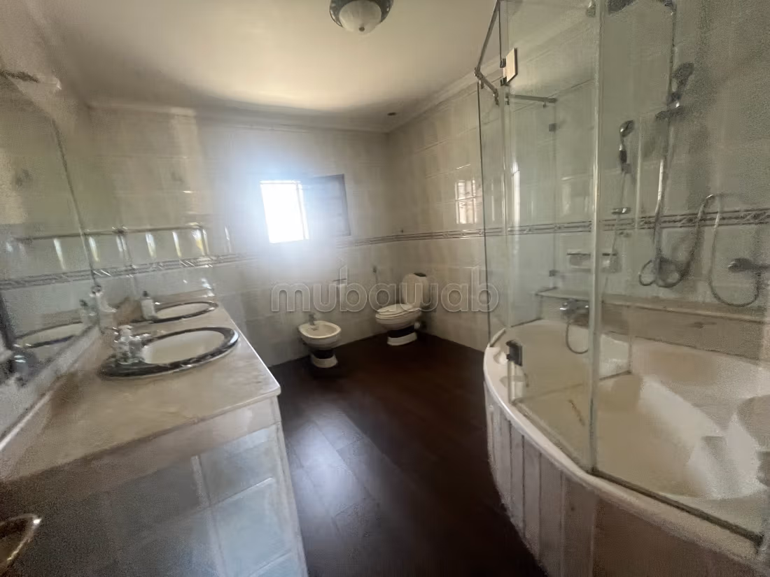 À 4 min du CFC, location d une Villa de 600 m2 quartier Laymoune. 4 chambres et 2 sdb. Grand sous sol. Tout confort avec cheminée et climatisation