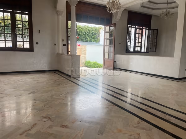 À 4 min du CFC, location d une Villa de 600 m2 quartier Laymoune. 4 chambres et 2 sdb. Grand sous sol. Tout confort avec cheminée et climatisation
