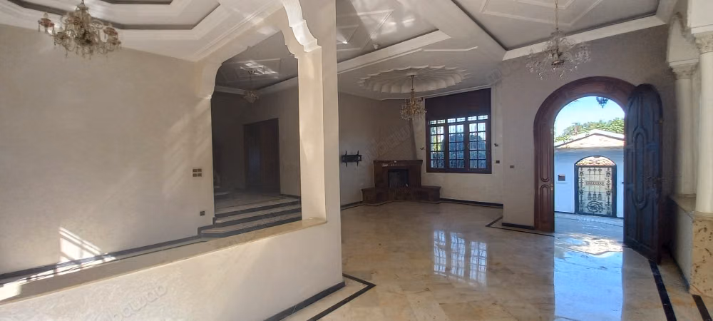 À 4 min du CFC, location d une Villa de 600 m2 quartier Laymoune. 4 chambres et 2 sdb. Grand sous sol. Tout confort avec cheminée et climatisation