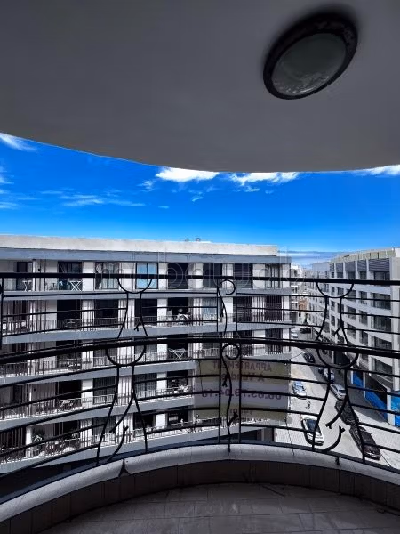 Prachtig appartement te koop in Maârif. 3 slaapkamers. Traditionele Marokkaanse woonkamer, beveiligd complex