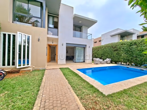 Villa duplex avec piscine en résidence fermée