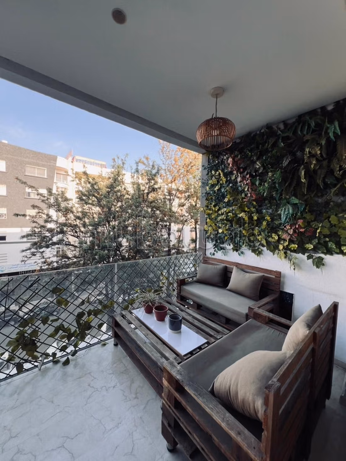 Superbe appartement à louer à Les Hôpitaux.
Superficie 45 m².
Bien meublé — 6