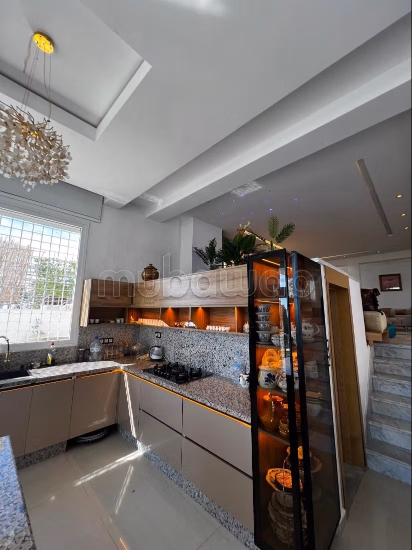 Luxury villas and houses for rent in Manar. 4 beautiful rooms. Safe residence equipped with satellite channel reception system.
