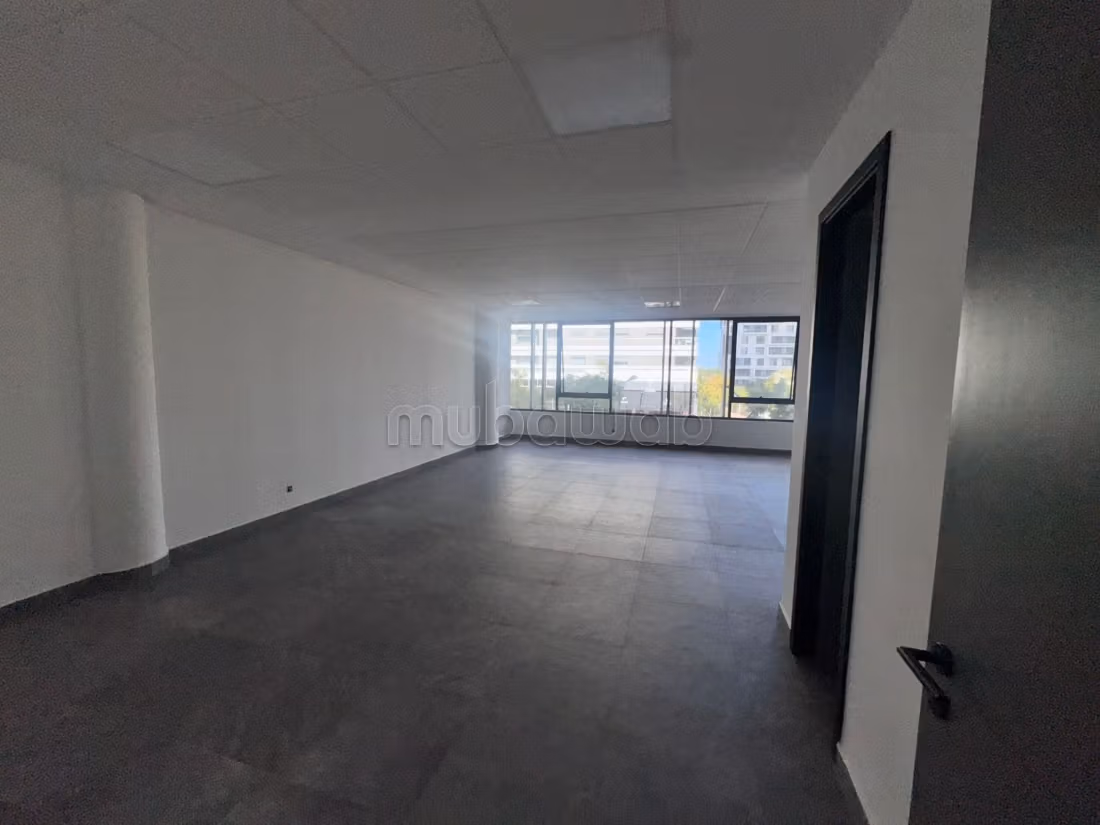 Beaux bureaux à louer à Casablanca Finance City. Surface totale 70 m². Ascenseur