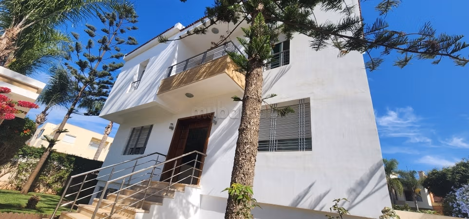 Villa di alta classe in affitto a Harhoura. 5 camere confortevoli. Porta blindata e vista mare