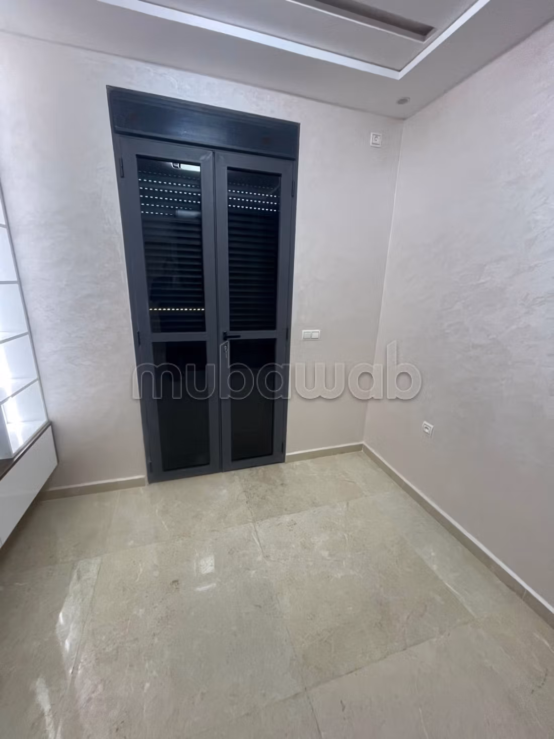 Appartement incroyable à vendre à Saidia. 2 chambres merveilleuses. Un emplacement magnifique surplombant la mer, porte sécurisée.